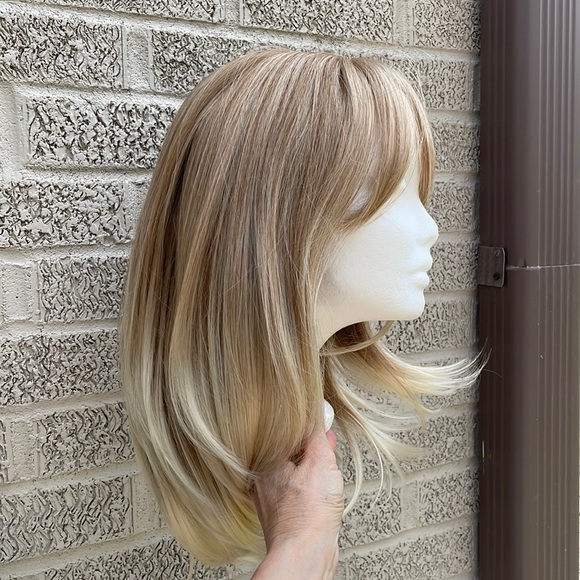NWT 18” blonde wig classic light honey layers curtain bangs v light blonde ends - Picture 11 of 16